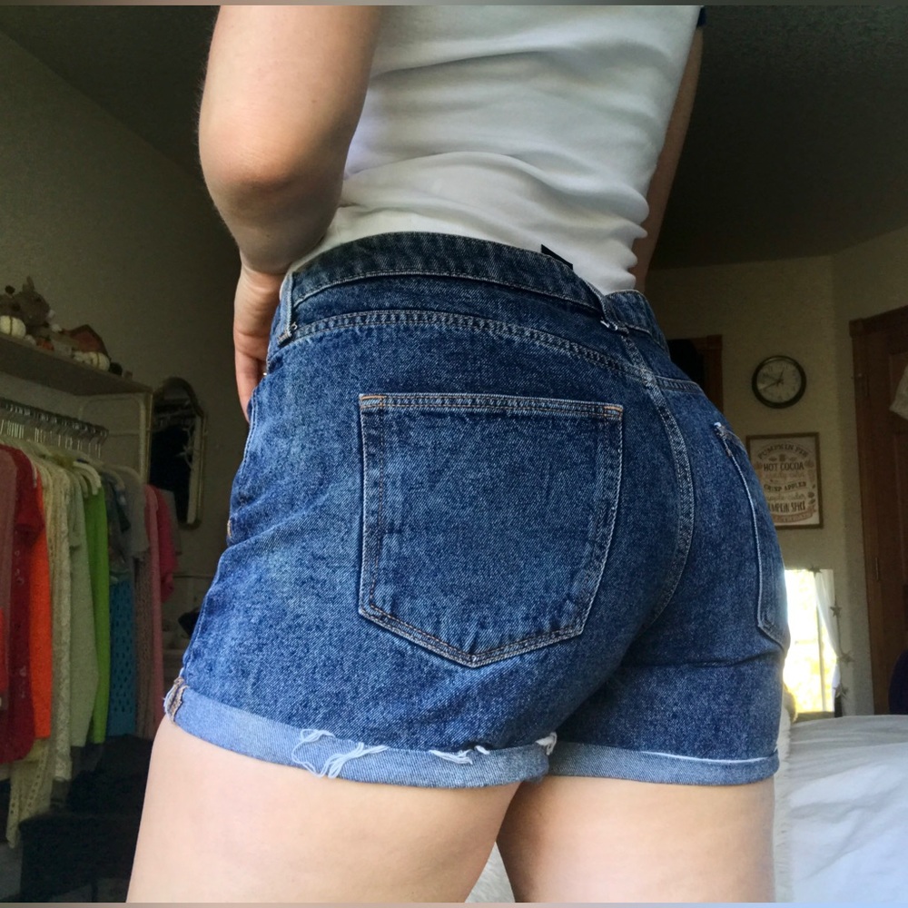 h&m mid rise dark wash denim shorts - Picture 2 of 7